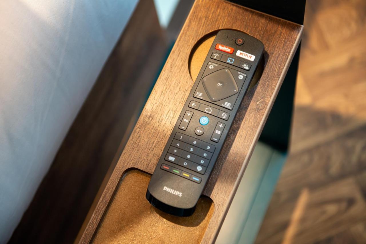 Yotel Manchester Deansgate מראה חיצוני תמונה Netflix app on a remote control